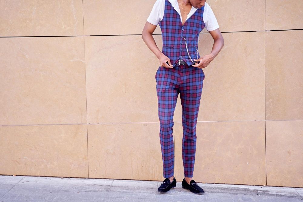 Combinar pantalones de cuadros de hombre